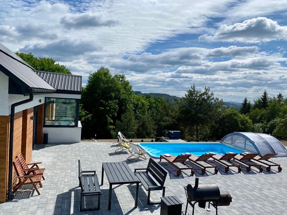 Property building, BBQ facilities, Swimming pool, sunbed, sunbed