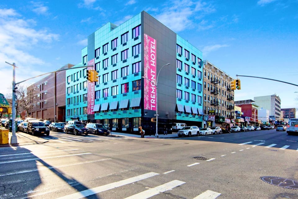 Property building, Day, Neighbourhood, City view, Street view, Location, Parking