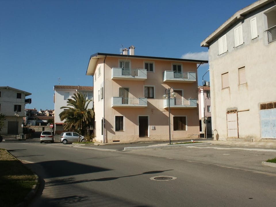 Property building, Nearby landmark, Neighbourhood
