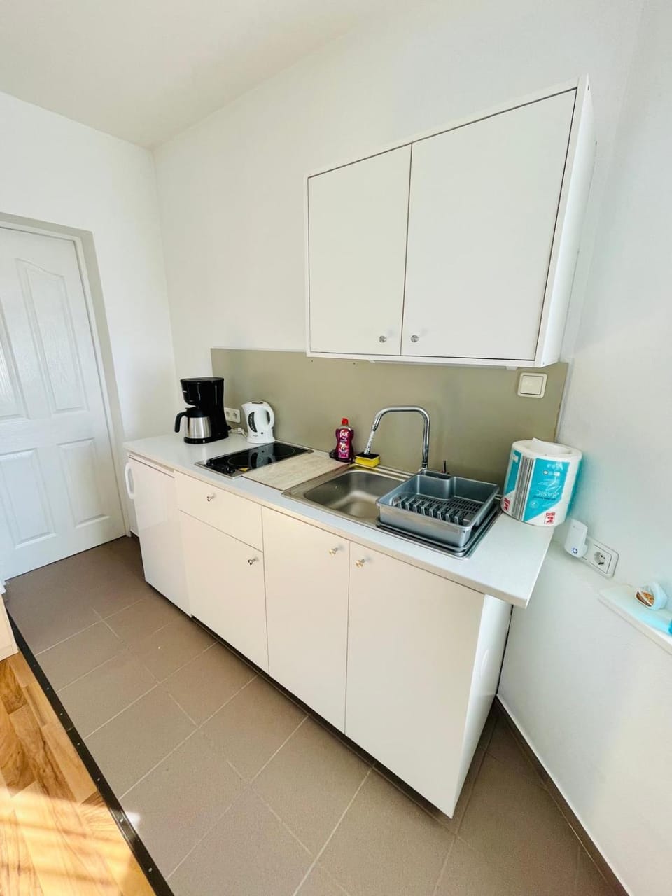 Coffee/tea facilities, Kitchen or kitchenette, stove