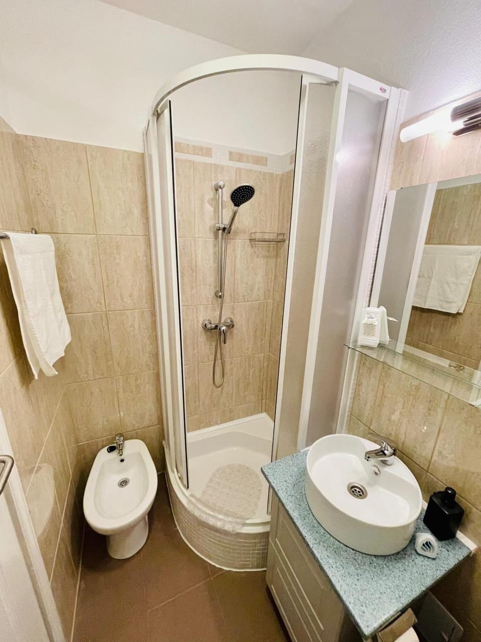 Shower, Toilet, Bathroom, bidet, towels