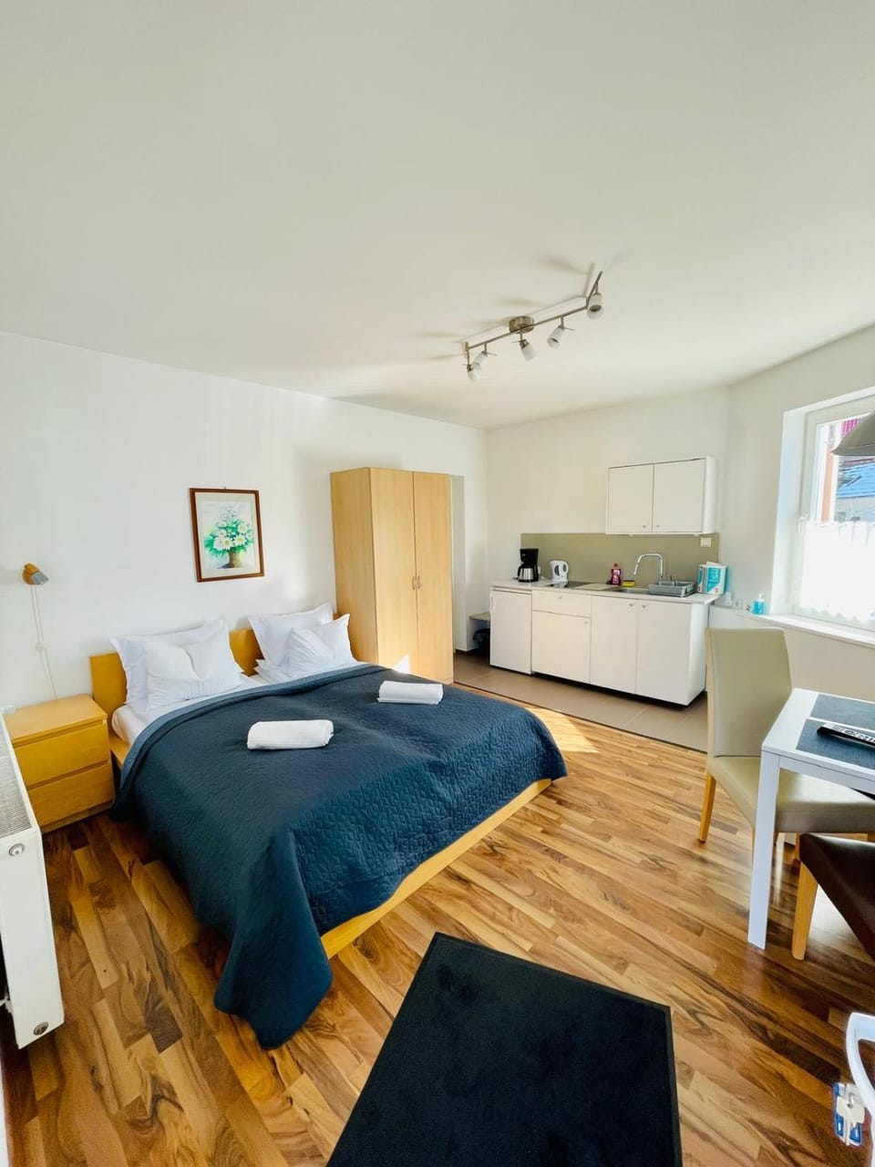 Bed, Kitchen or kitchenette, Photo of the whole room, Bedroom