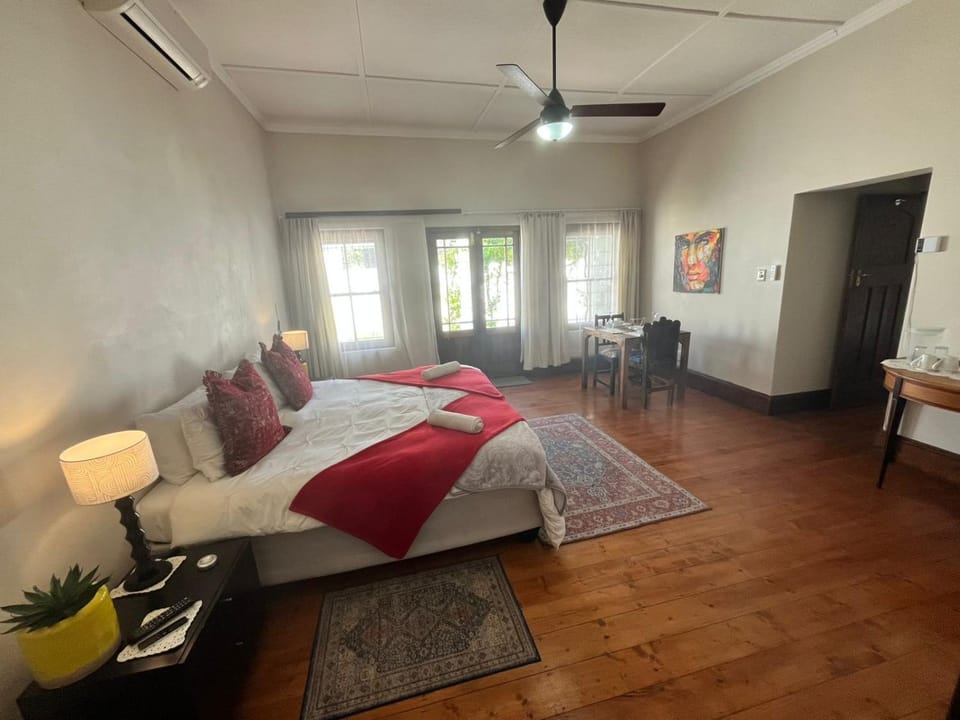 Bed, Photo of the whole room, Seating area, air conditioner