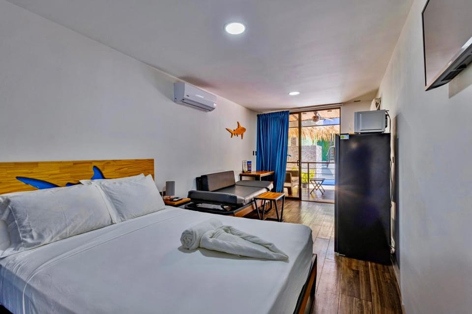Bed, TV and multimedia, Kitchen or kitchenette, Living room, Photo of the whole room, Seating area, Bedroom, towels, air conditioner