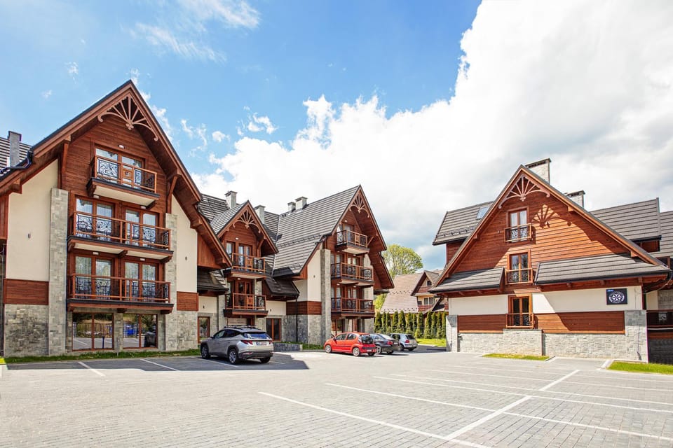 Property building, Facade/entrance, Neighbourhood, Balcony/Terrace, Street view, Location, Parking, elevator