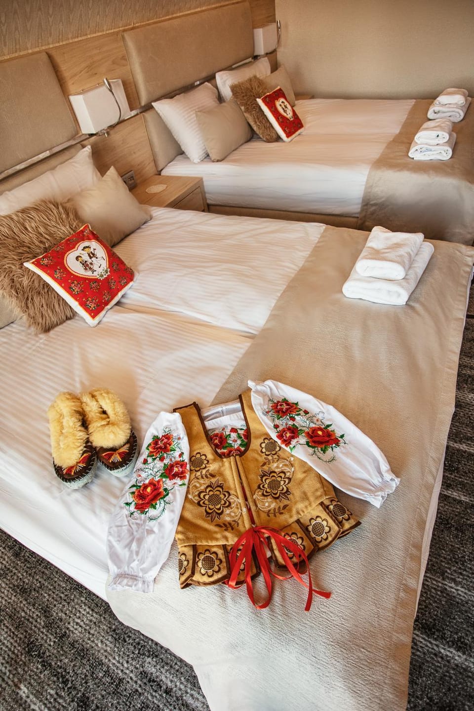 Bed, Photo of the whole room, Bedroom, towels