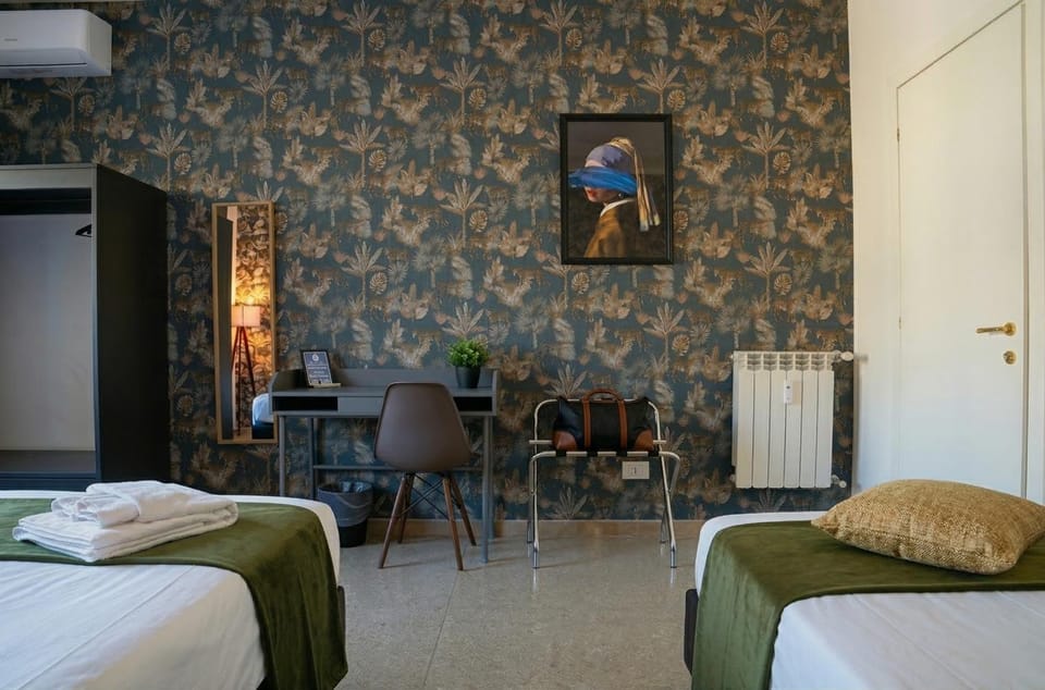 Bed, Photo of the whole room, Seating area, Bedroom, internet, air conditioner