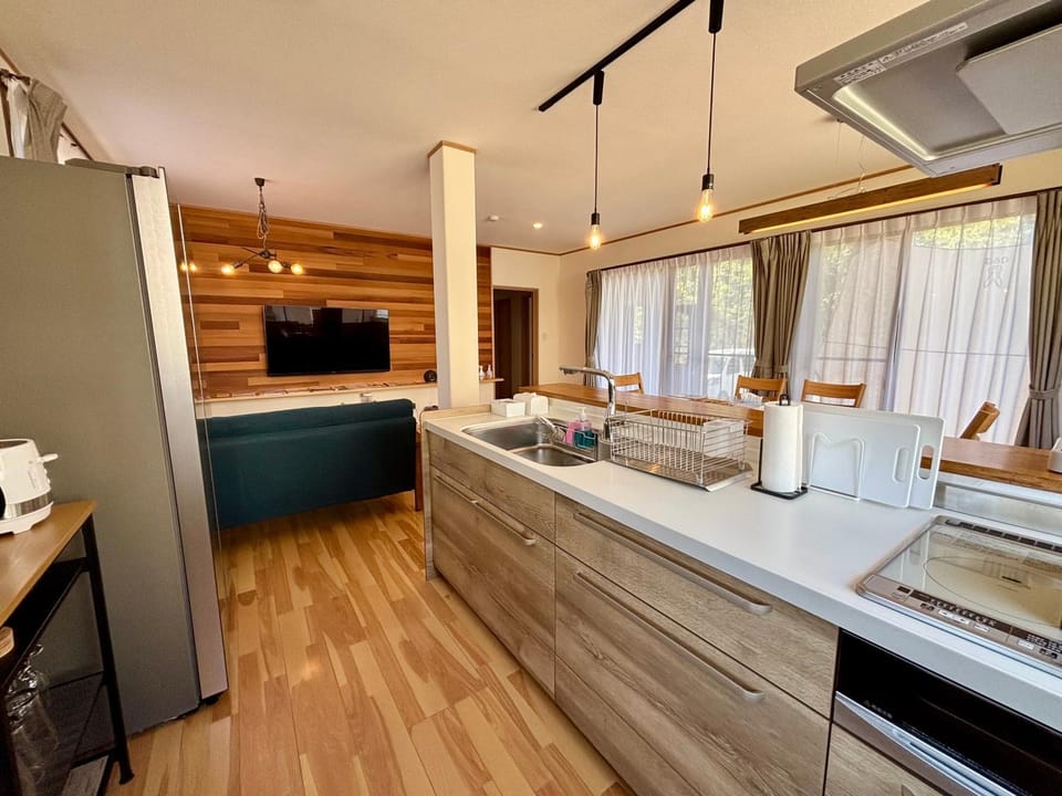 Kitchen or kitchenette, dishwasher, minibar