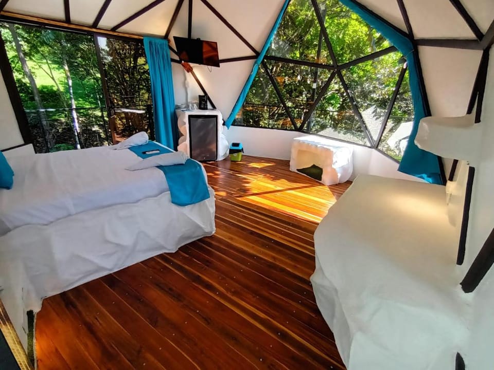 Glamping Tomaselli Nature lodge in Quepos