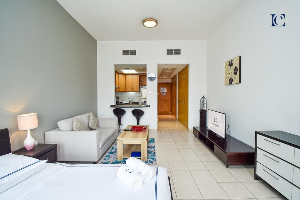 Bed, TV and multimedia, Living room, Photo of the whole room