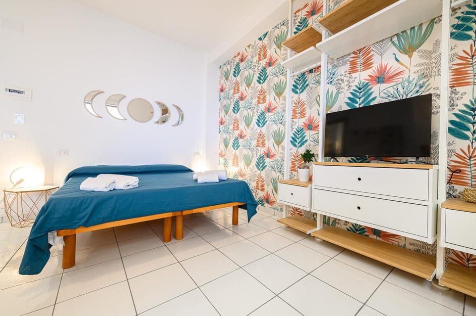 Bed, TV and multimedia, Photo of the whole room, Bedroom