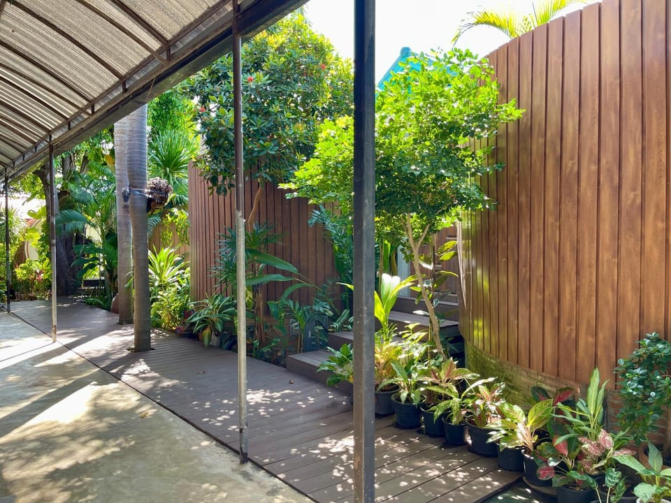 Facade/entrance, Day, Garden