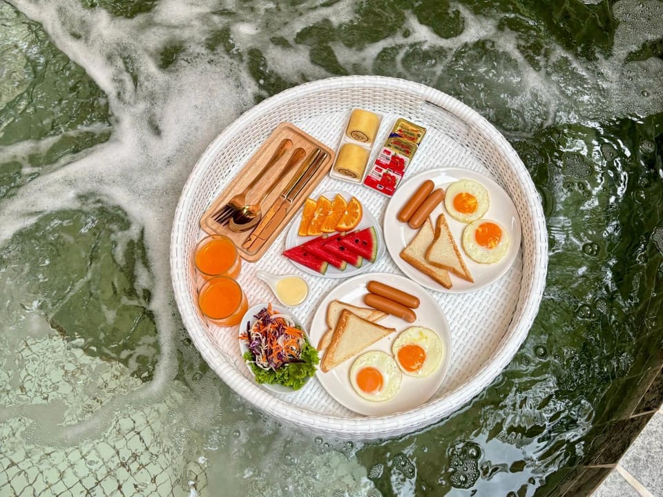 Swimming pool, Breakfast