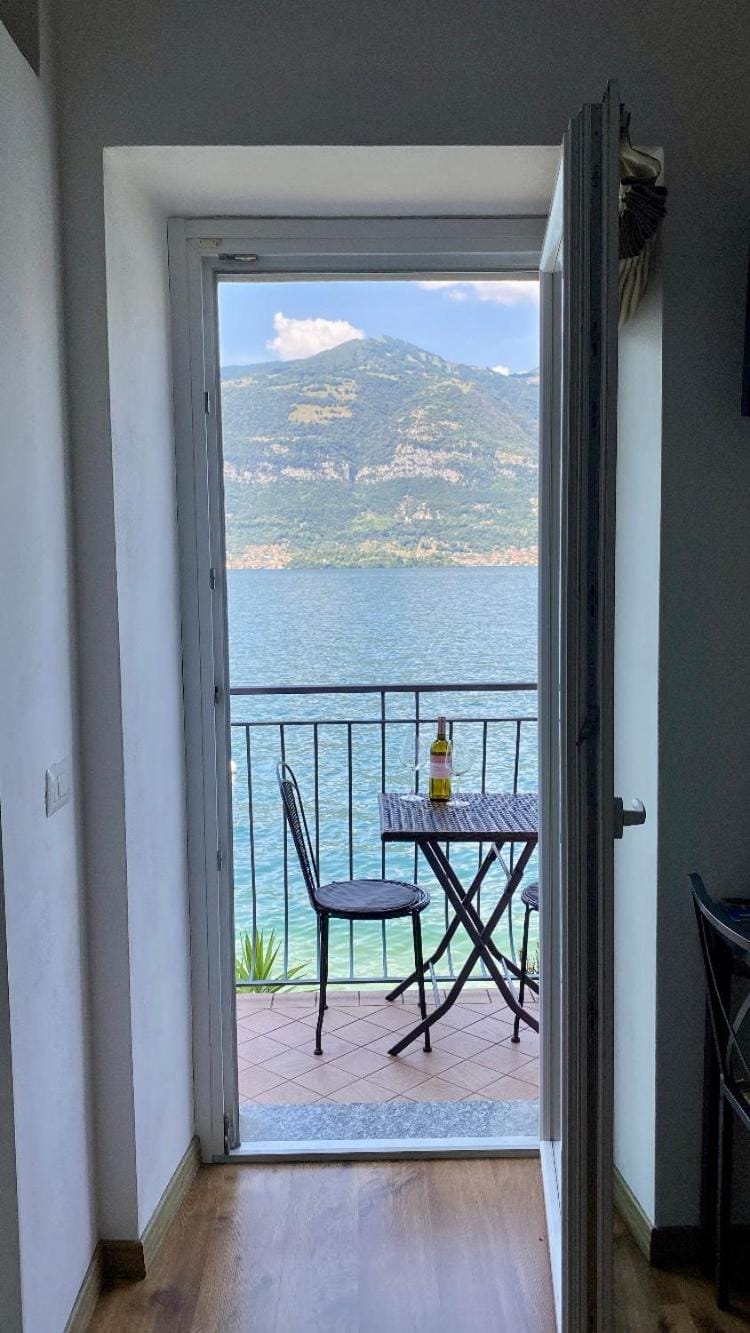 Natural landscape, View (from property/room), Balcony/Terrace, Living room, Seating area, Dining area, Lake view, Mountain view