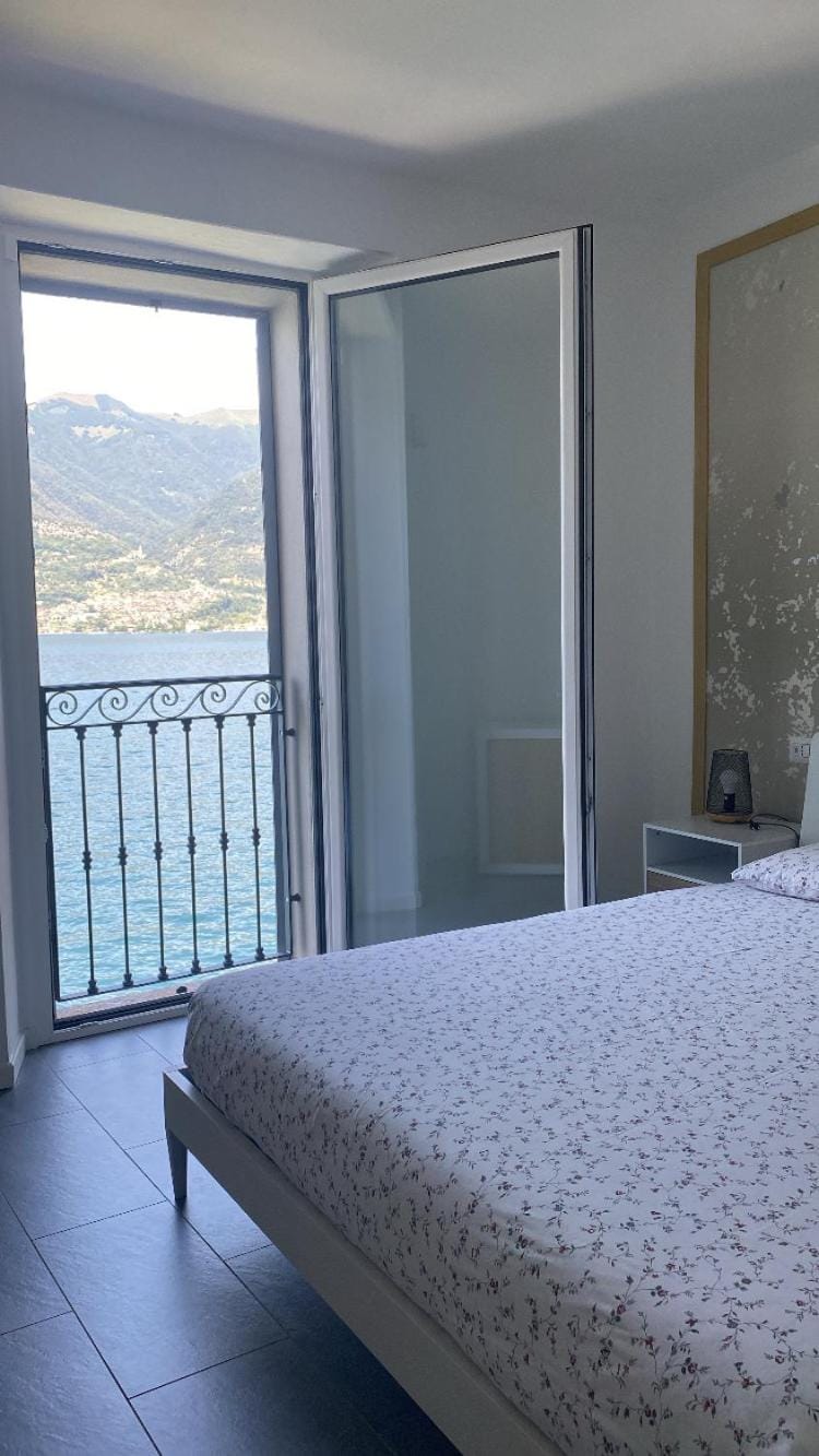 Bed, Natural landscape, View (from property/room), Balcony/Terrace, Bedroom, Lake view, Mountain view