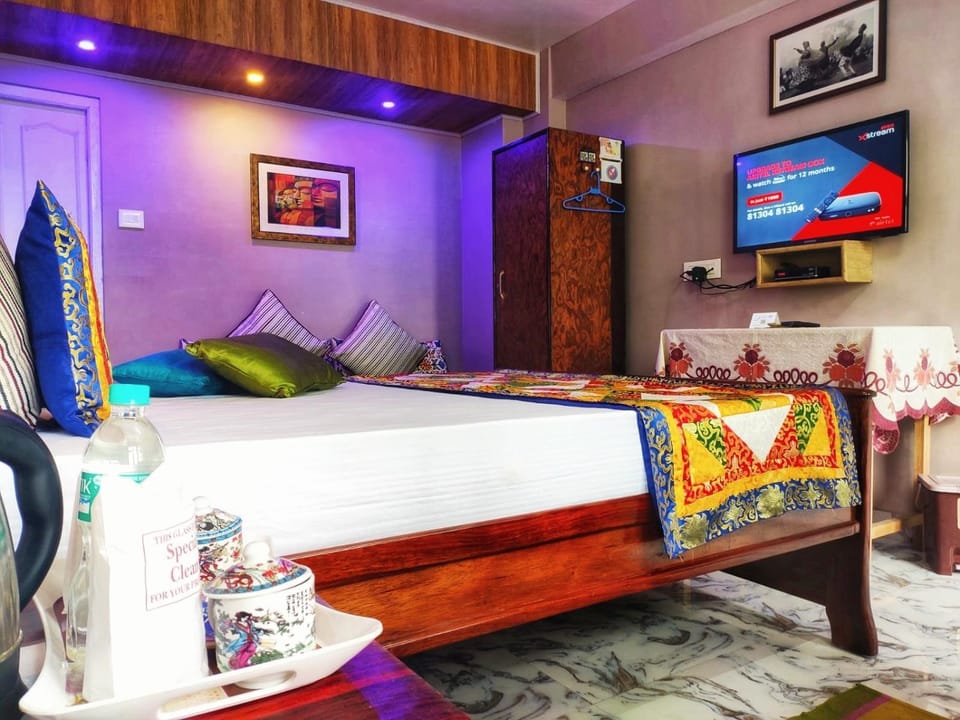 Bed, TV and multimedia, Photo of the whole room