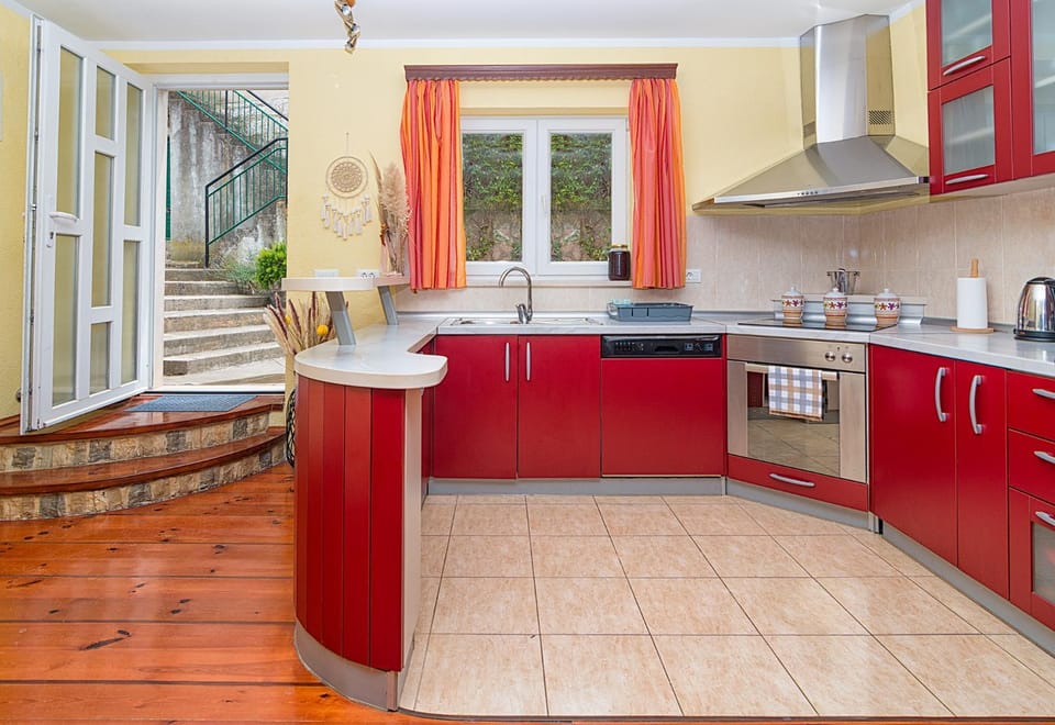 Kitchen or kitchenette, dishwasher, pet friendly, stove