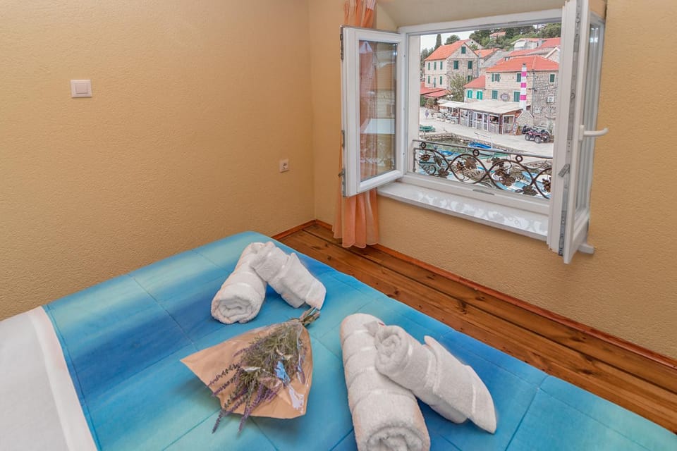 Bedroom, towels