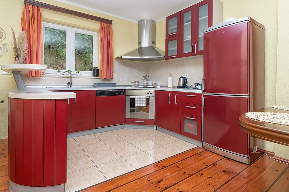 Kitchen or kitchenette, dishwasher, pet friendly, stove