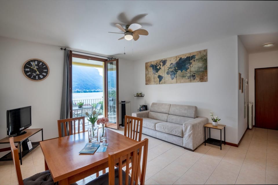 Natural landscape, TV and multimedia, Living room, Dining area