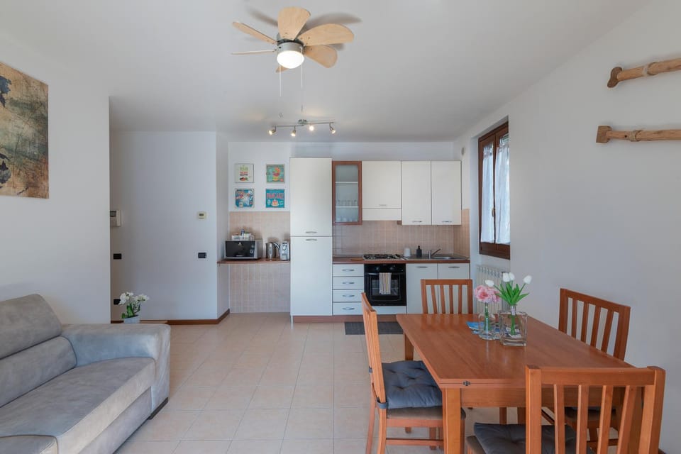 Kitchen or kitchenette, Living room, Seating area, minibar, pet friendly, stove