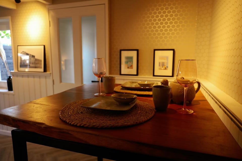 Restaurant/places to eat, Living room, Seating area, Dining area, Breakfast