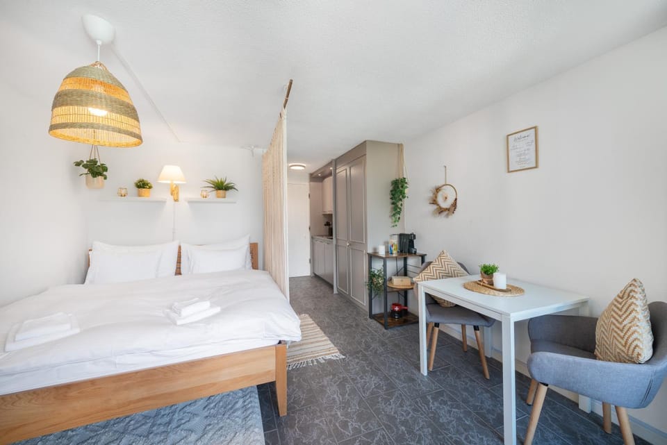 Bed, Dining area, kitchen