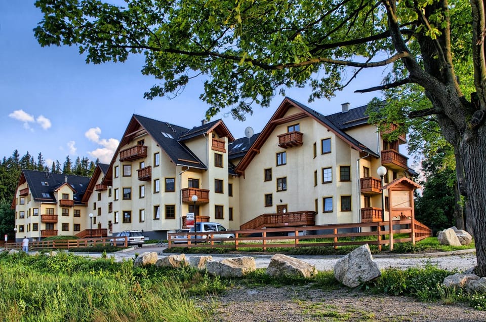 Property building, Neighbourhood, Location, Quiet street view, Parking