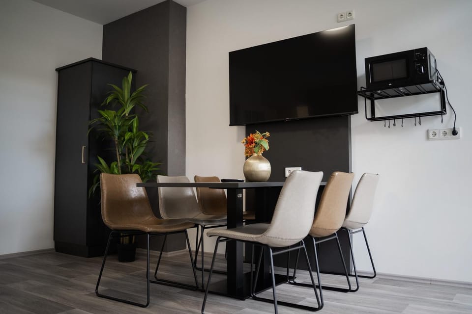 TV and multimedia, Seating area, Dining area, microwave, kitchen