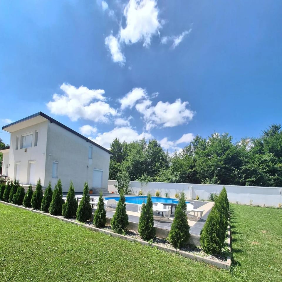 Property building, Garden, Swimming pool