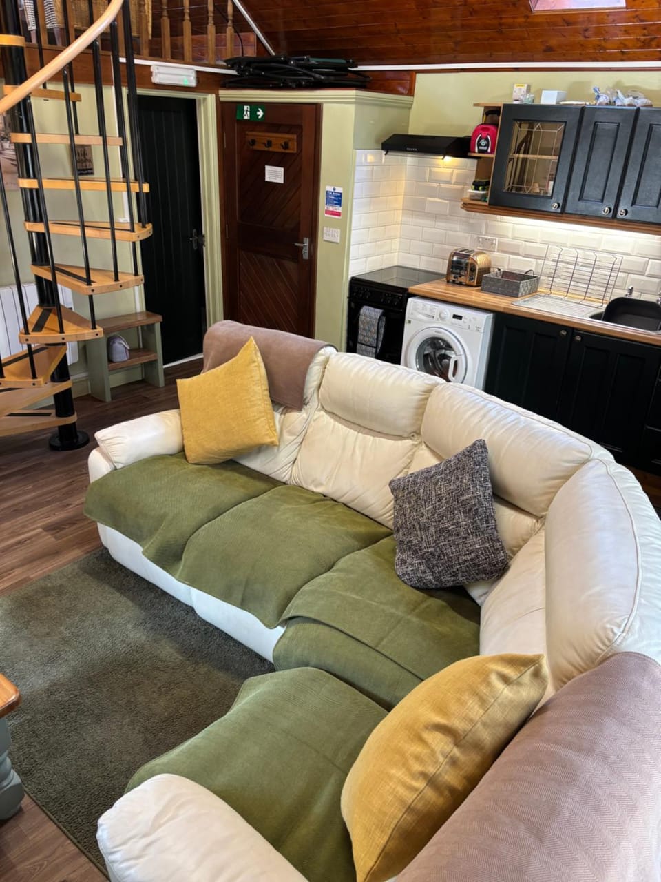 Kitchen or kitchenette, Seating area