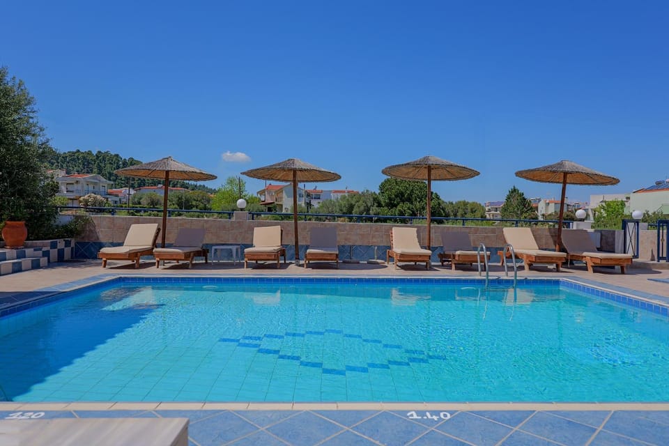 Property building, Swimming pool, sunbed