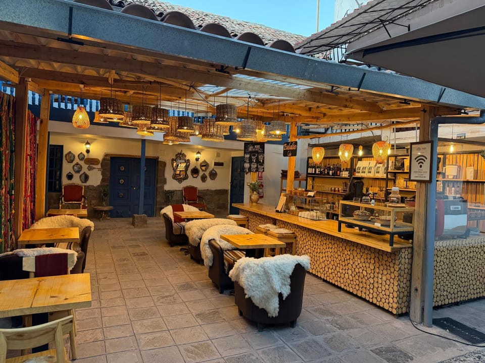 Restaurant/places to eat, Lounge or bar, Food and drinks