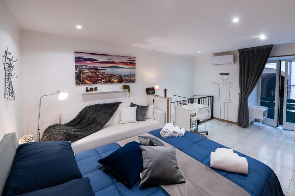 Bed, TV and multimedia, Photo of the whole room, Seating area, Bedroom, towels