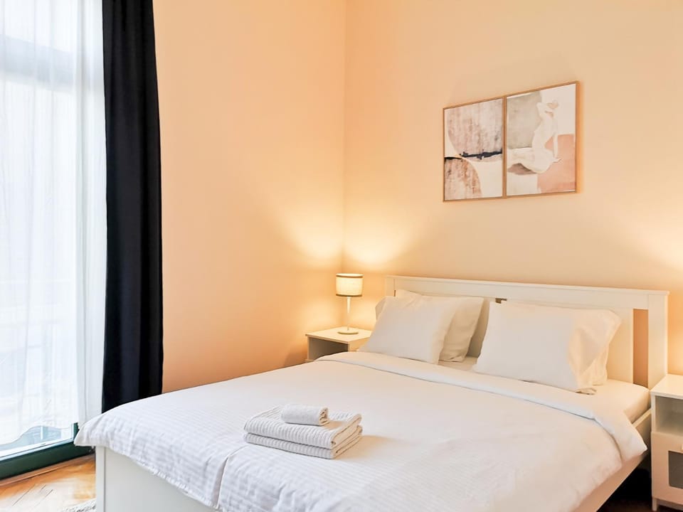 Bed, Photo of the whole room, Bedroom, towels