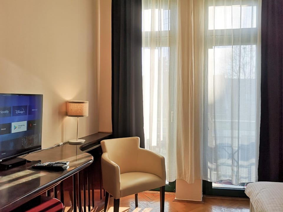 TV and multimedia, Seating area, hair dresser