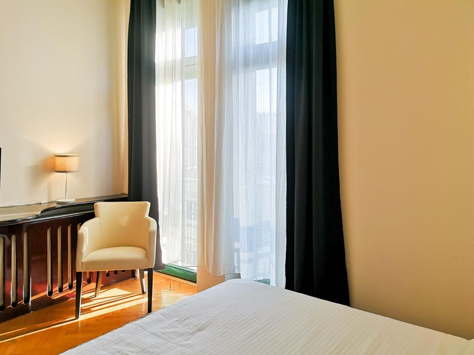 Bed, Photo of the whole room, Seating area, hair dresser
