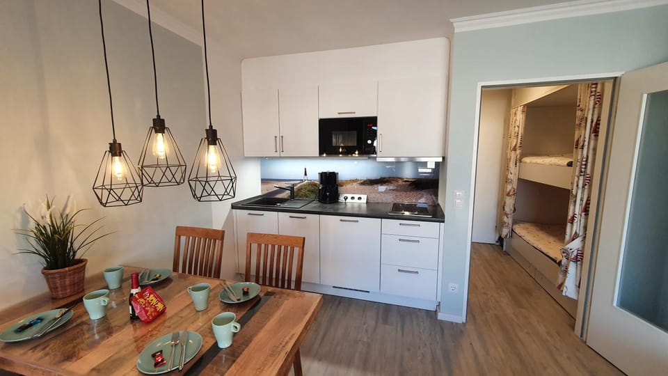 Kitchen or kitchenette, Food and drinks, Dining area, Food