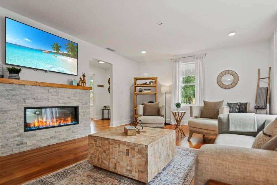 Remodeled Historic 1800s Carriage House, The Castle Garden, Colonial Modern Mansion House in Saint Augustine