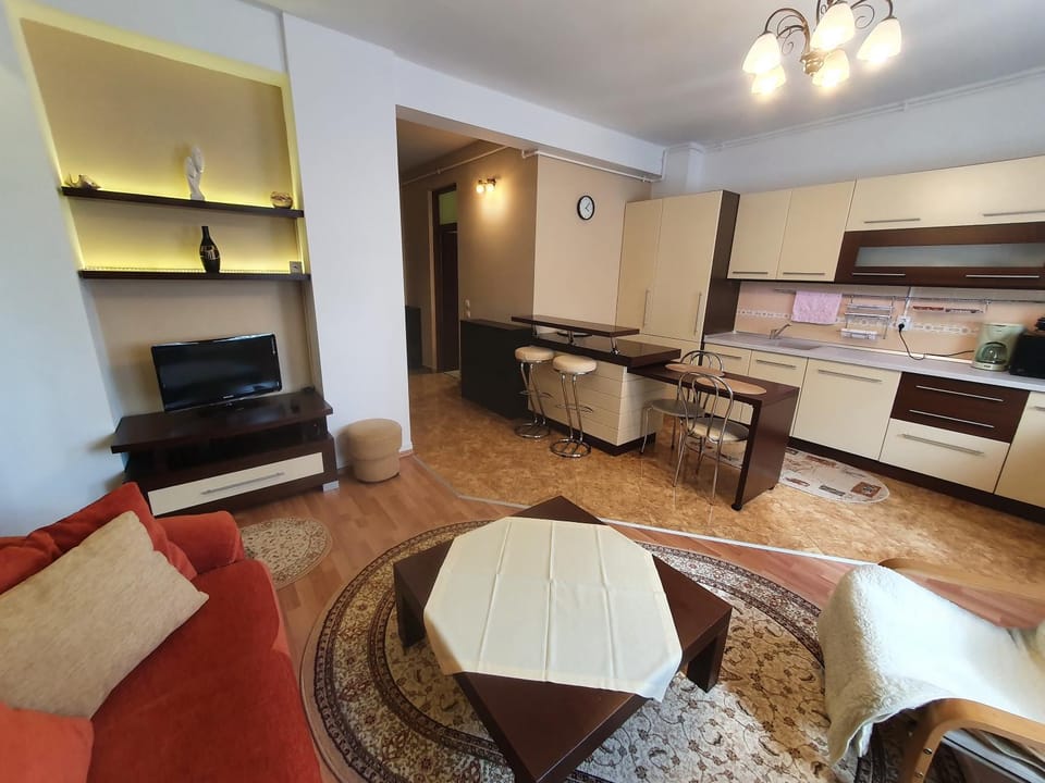 Communal lounge/ TV room, TV and multimedia, Living room, Lounge or bar, Photo of the whole room, Seating area, Dining area