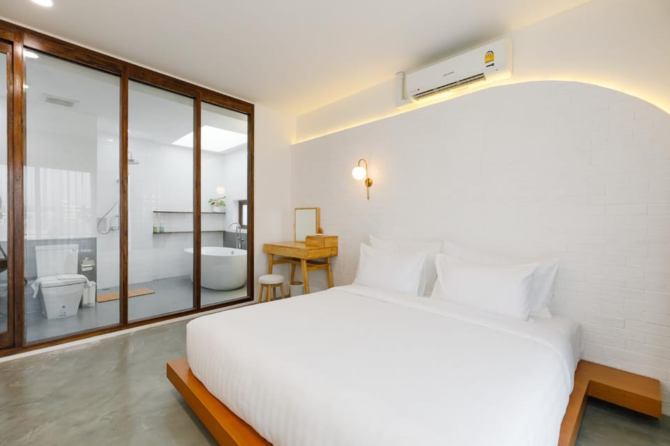 Bed, Photo of the whole room, Bedroom, air conditioner
