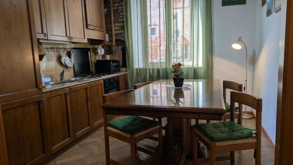TV and multimedia, Coffee/tea facilities, Dining area, flat iron, internet, oven, kitchen