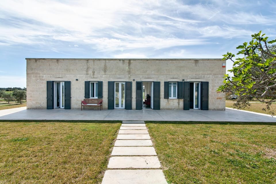 Property building, Facade/entrance, Garden, Garden view, Landmark view