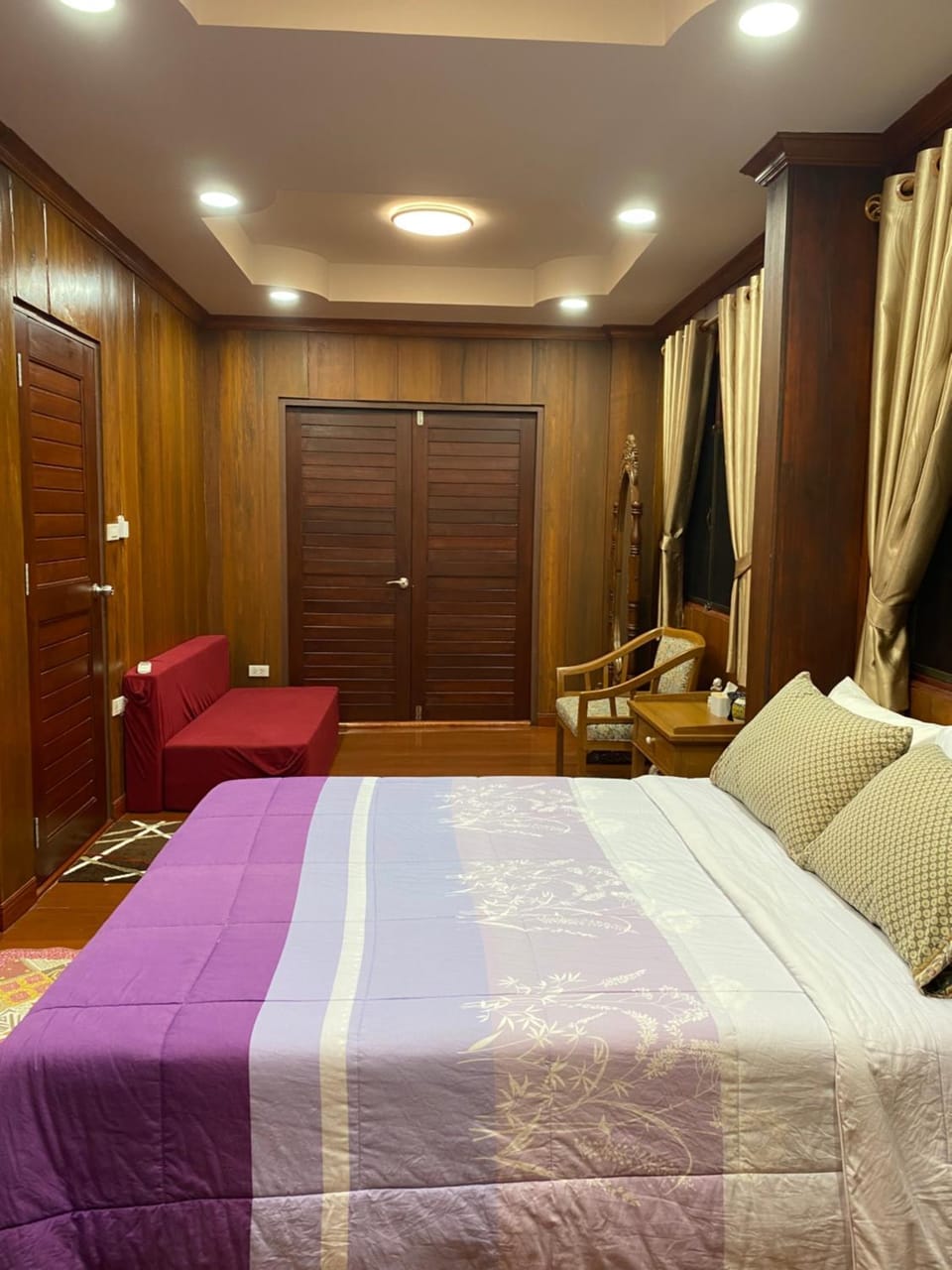 Photo of the whole room, Bedroom