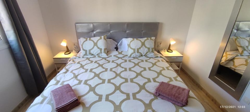 Photo of the whole room, Bedroom