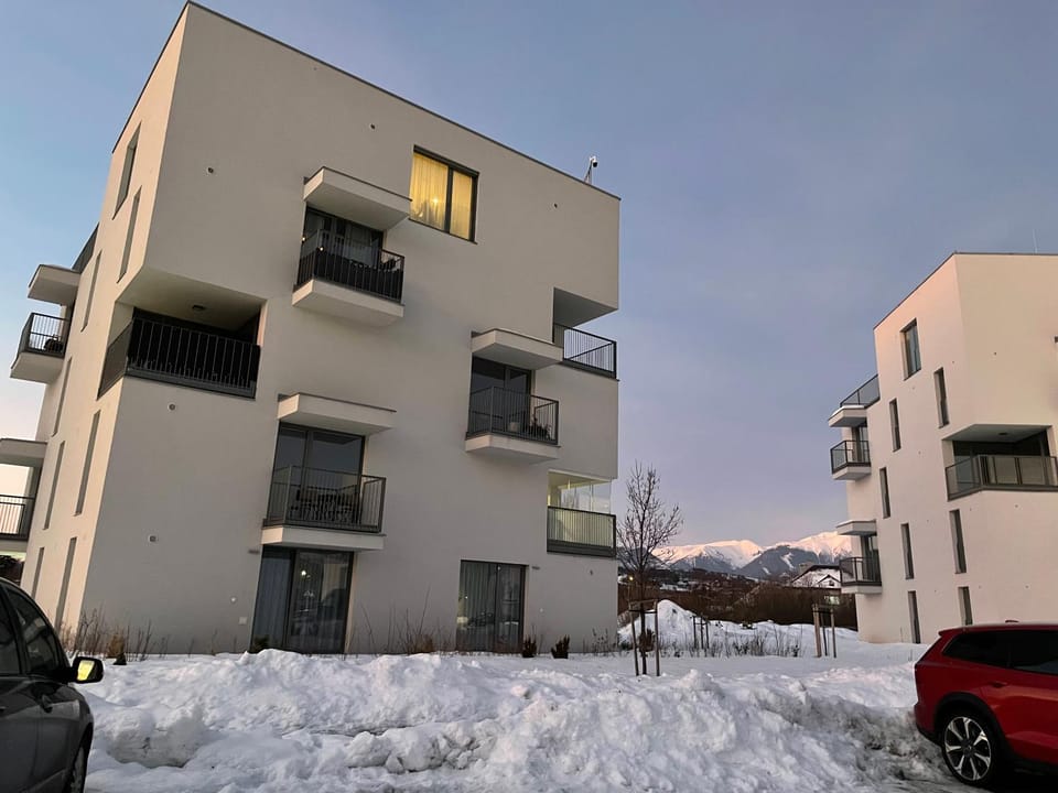 Property building, Off site, Neighbourhood, Winter, Balcony/Terrace