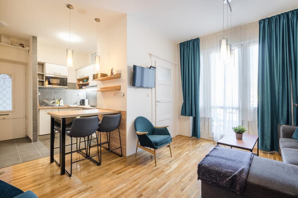 Kitchen or kitchenette, Photo of the whole room, Dining area
