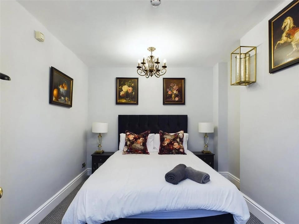 Montague House Town Centre sleeps up to 12 guests House in Ross-on-Wye