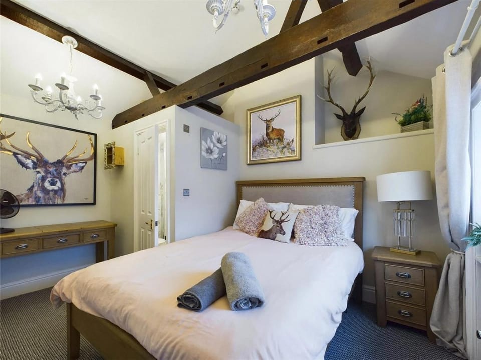 Montague House Town Centre sleeps up to 12 guests House in Ross-on-Wye