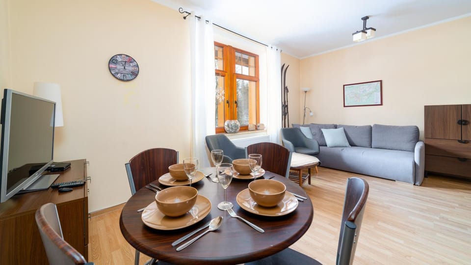 TV and multimedia, Living room, Seating area, Dining area